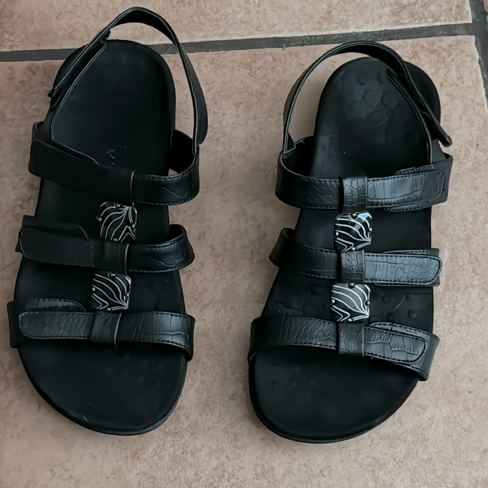 Vionic Size 6Wide Amber Sandals Strappy Black Sandals, very good condition.